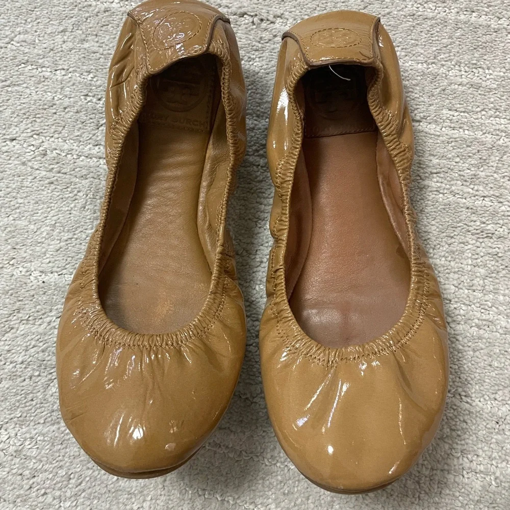 Tory Burch Glossy Tan Ballet Flats - Picture 1 of 7